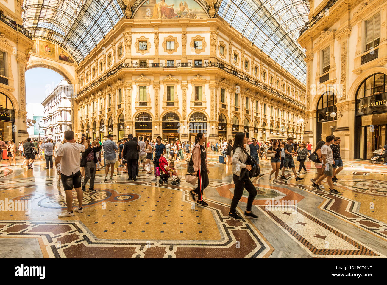 Turisti e residenti presso la Galleria Vittorio Emanuele 11 centro shopping Milano Italia Foto Stock