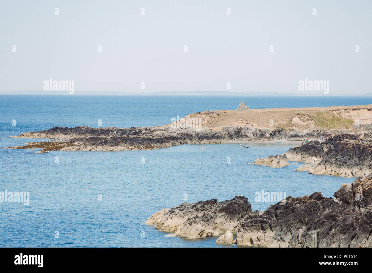 Costa a Penllech, Llyn Peninsula, il Galles del Nord, il Regno Unito con una vista per le rovine di un cottage di un C18 funzionario doganale Foto Stock