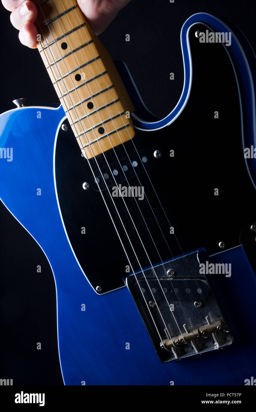 Close-up di una persona il prelievo di una chitarra elettrica. Foto Stock