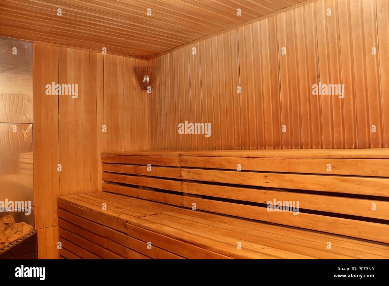 Finnish sauna in legno interno con nessuno foto Foto Stock