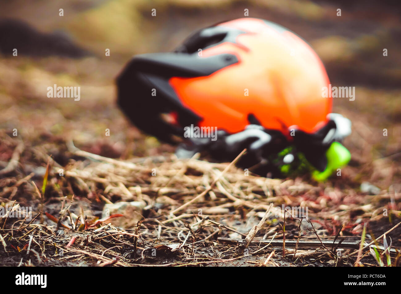 Motociclo casco giacente a terra accanto a guanti Foto Stock