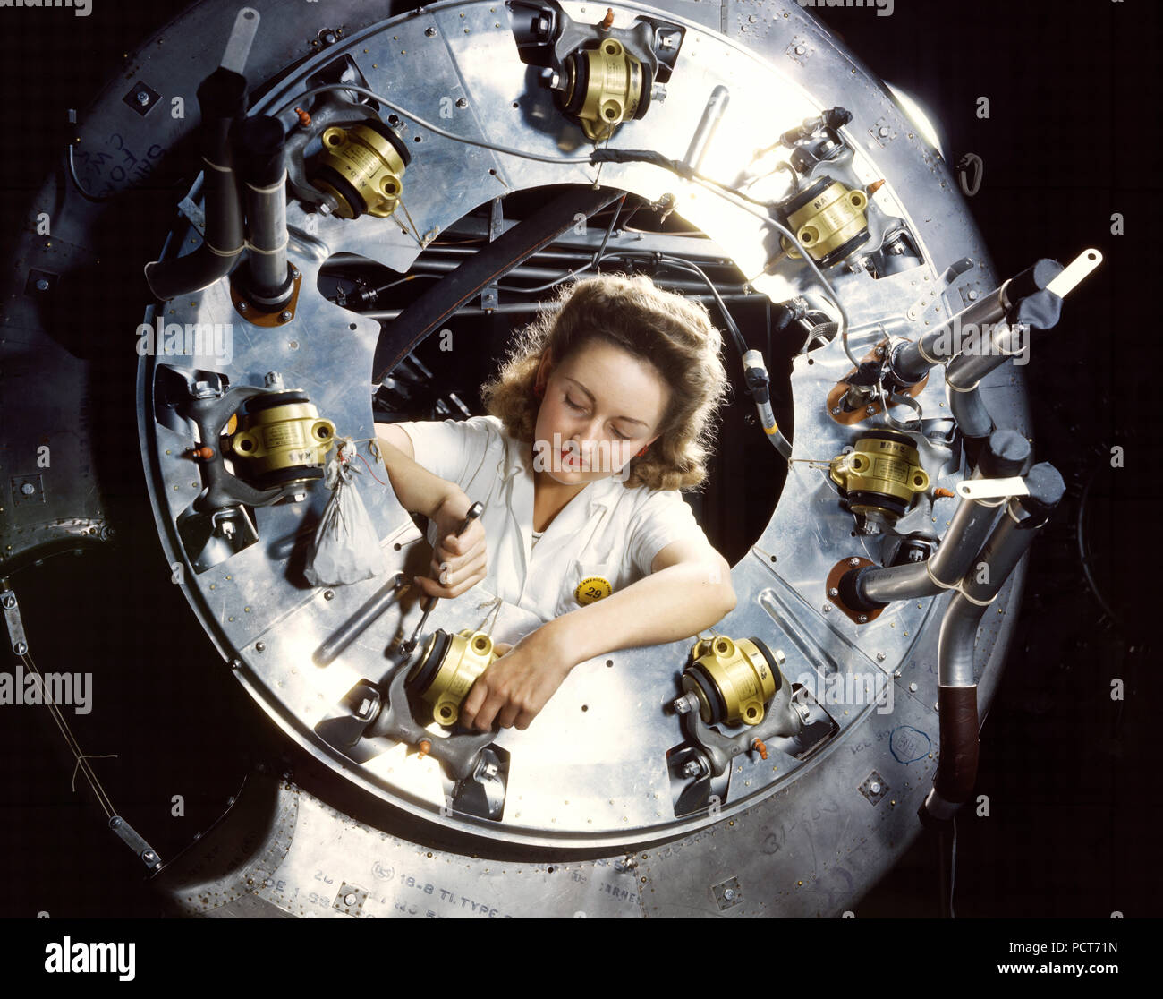 Parte del cofano per uno dei motori di un B-25 bombardiere è assemblata nel motore del dipartimento della North American [Aviazione, Inc.]'s Inglewood, California, impianto - Ottobre 1942 Foto Stock