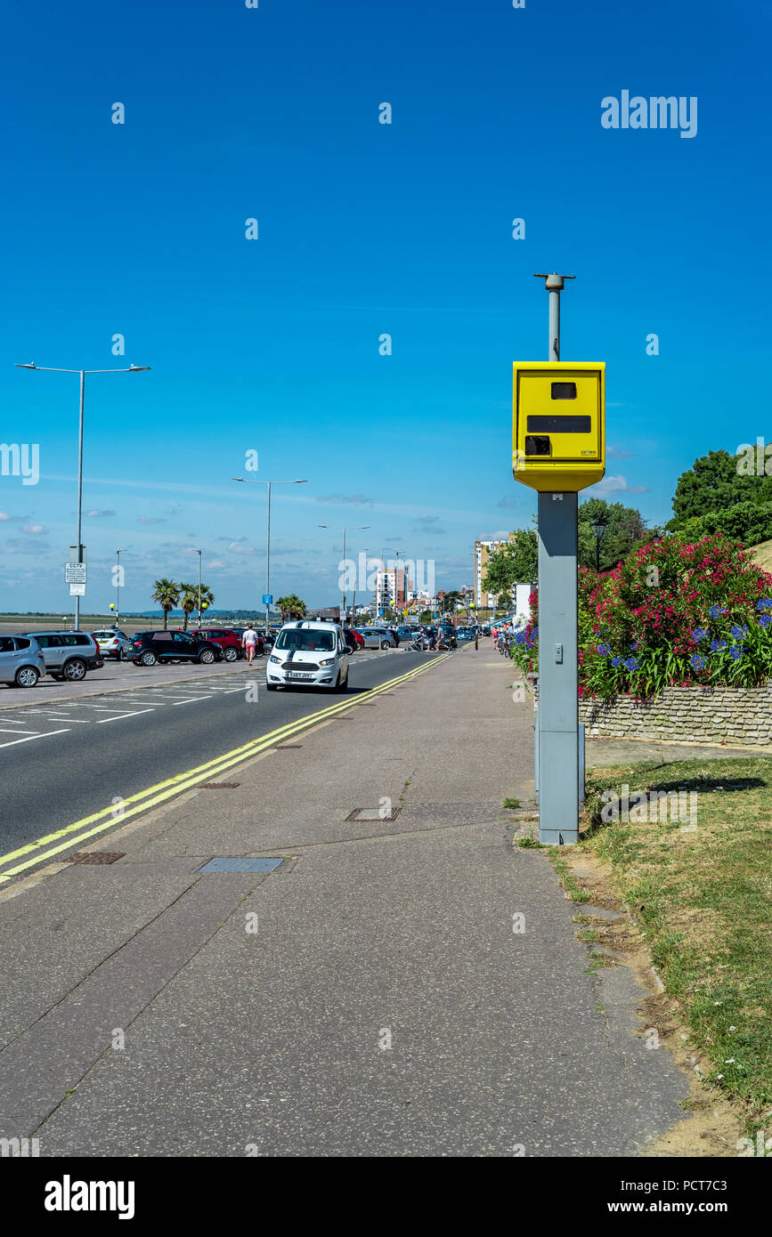 Giallo fotocamera velocità su una strada urbana. Esecuzione del traffico operante lungo il lungomare di Southend on sea. Foto Stock