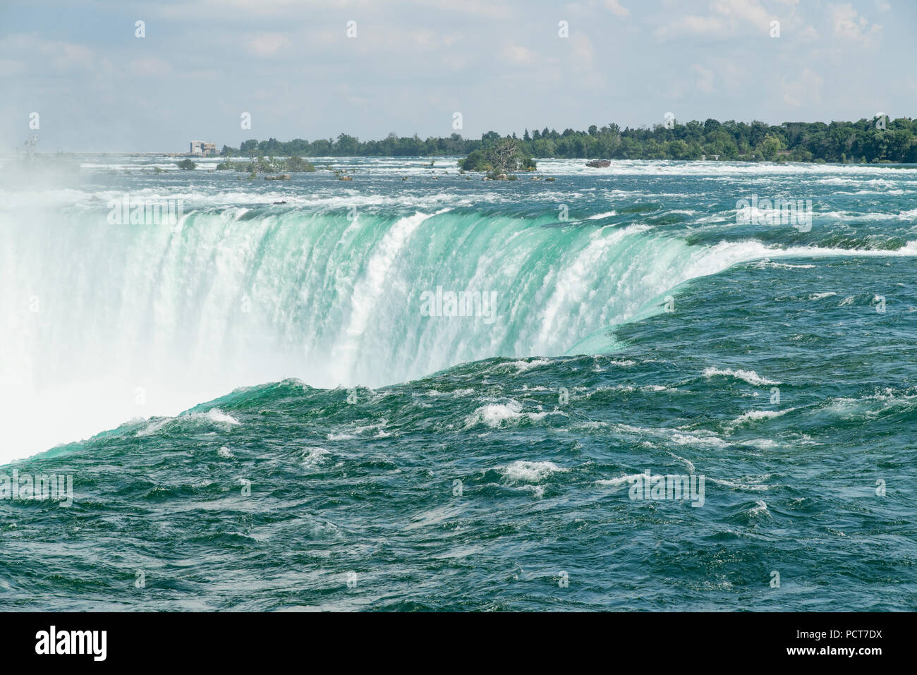 Niagara Falls, Ontario, Canada. Vista delle Cascate Ferro di Cavallo Canadesi da monte in estate. Foto Stock