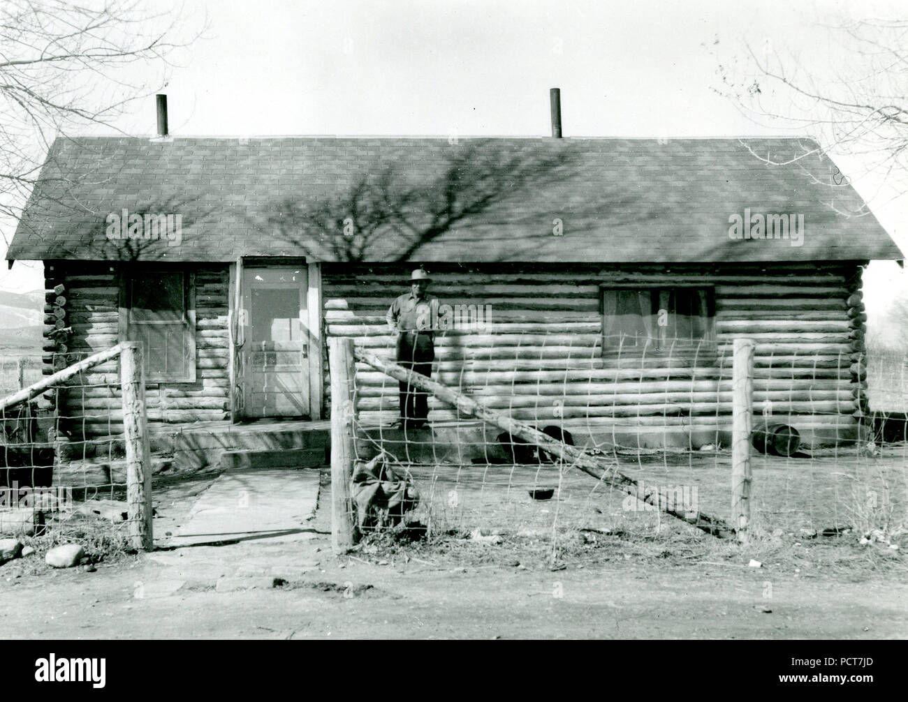 Uomo in piedi nella parte anteriore della cabina ca 1948 Foto Stock