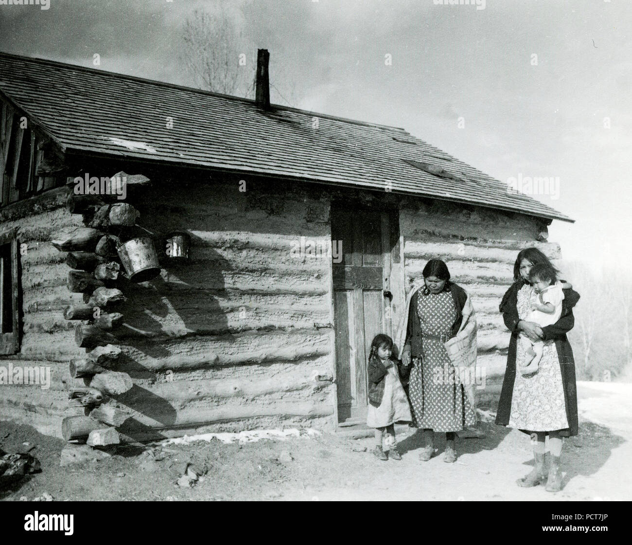 Due donne e due bambini nella parte anteriore della cabina 1925-1938 ca Foto Stock