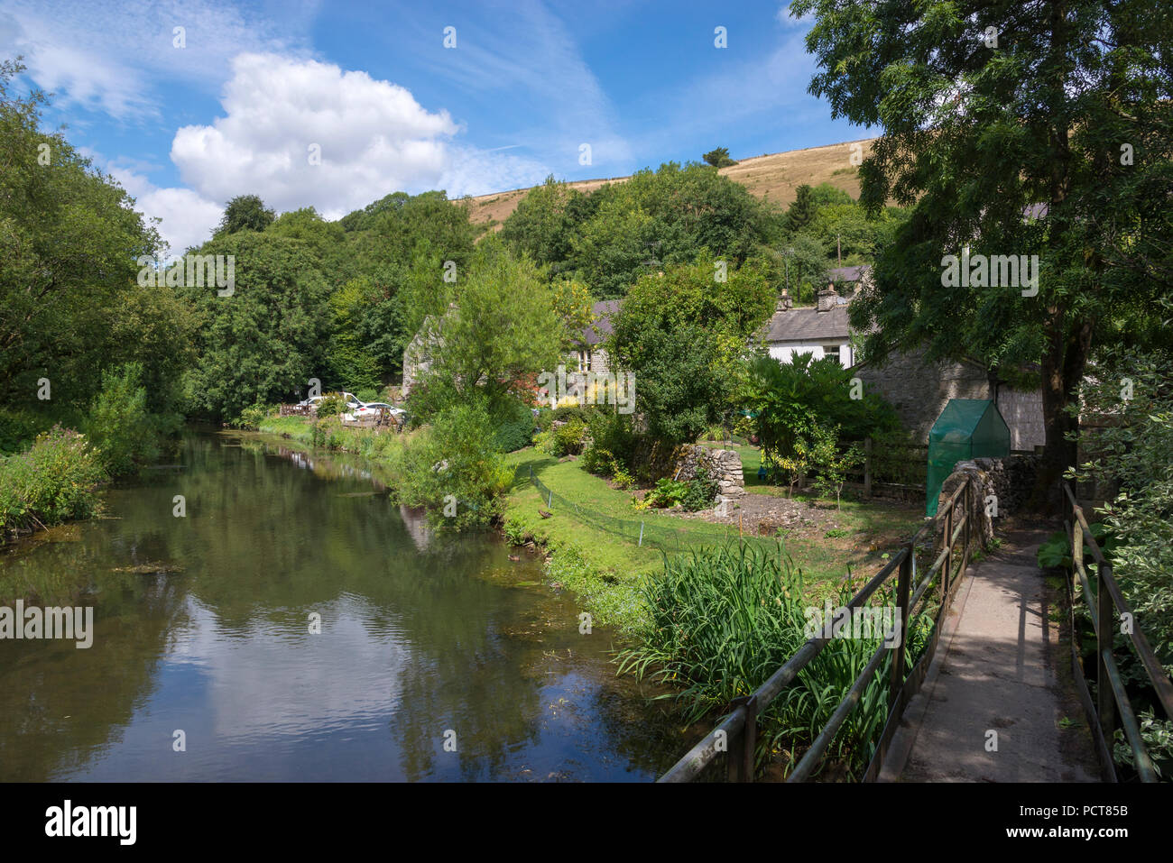 Passerella sul fiume Wye a Litton Mill vicino a Buxton nel Derbyshire, Inghilterra. Un bellissimo Peak District località frequentata da escursionisti. Foto Stock