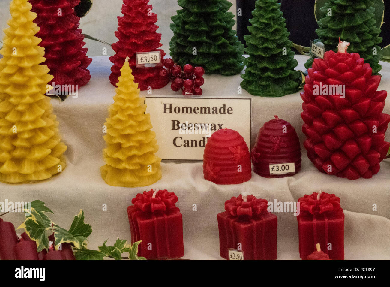 Fatta in Casa Natale candele in cera d'api in vendita presso un paese fiera  artigianale. Natale colori e artigianato realizzati a mano Foto stock -  Alamy