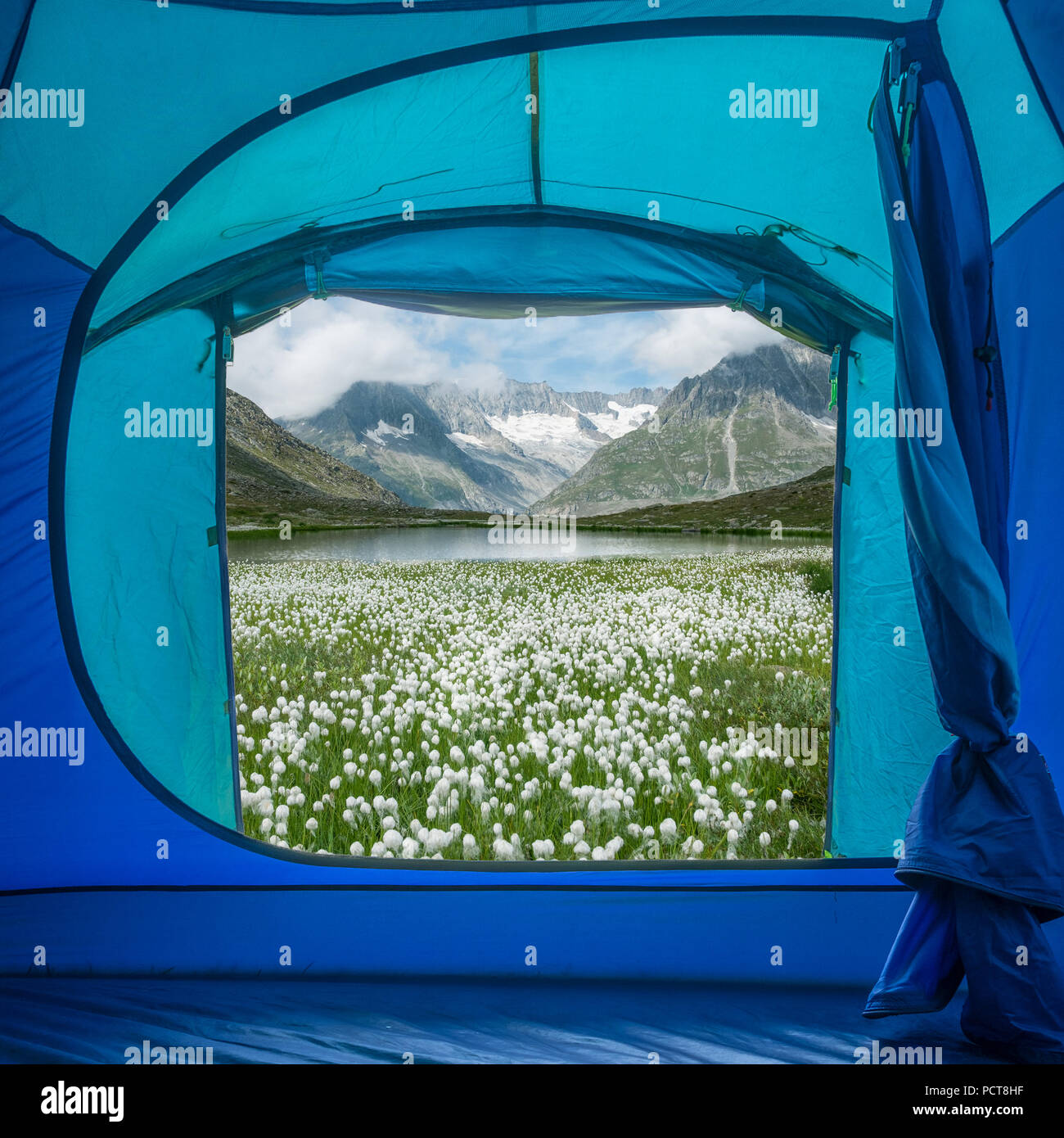 Vista dall'interno di una tenda su una montagna svizzera paesaggio, Fiesch, Svizzera. Foto Stock