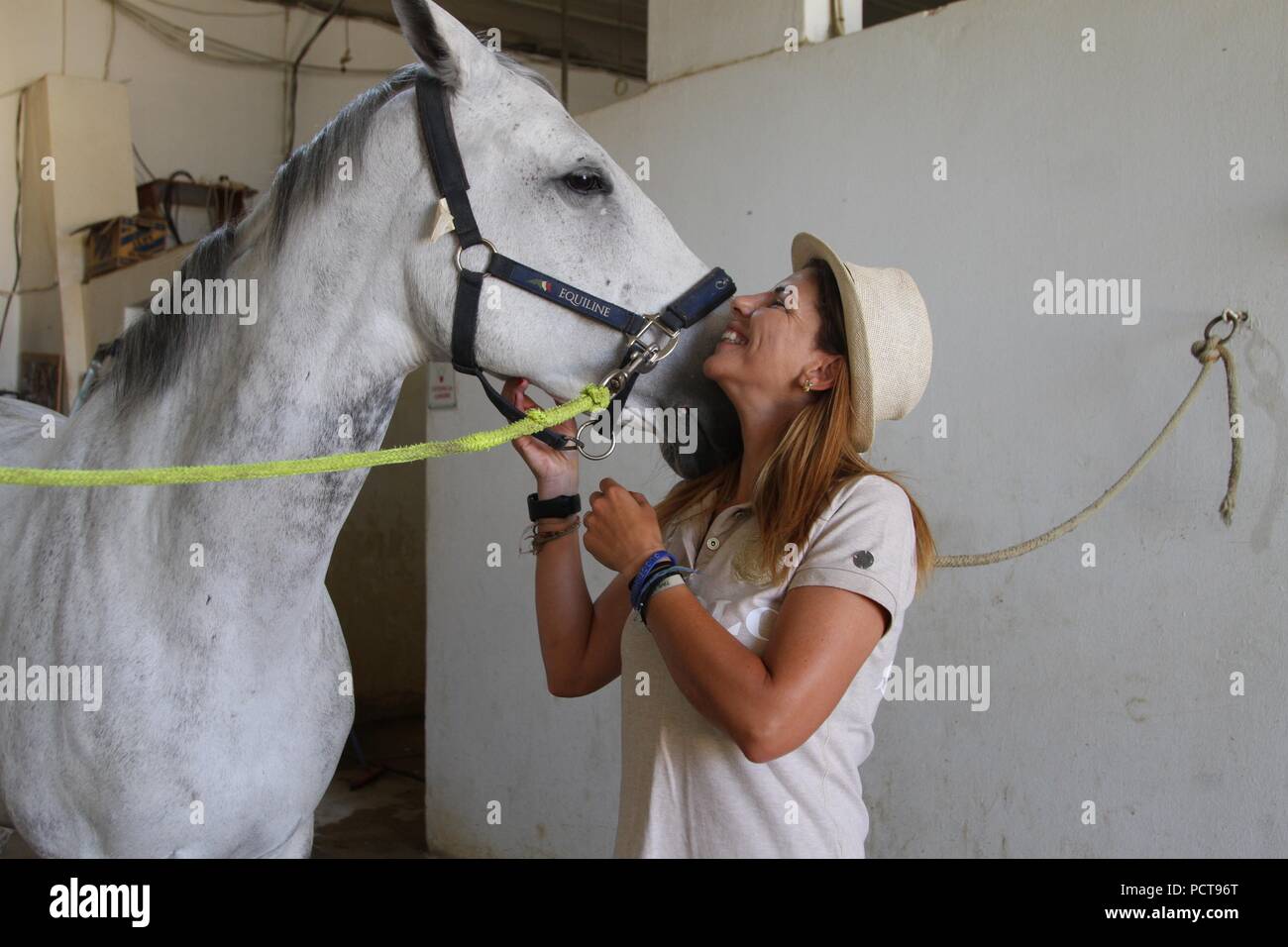 Carla Kattouah, un cavaliere e il trainer. Foto Stock