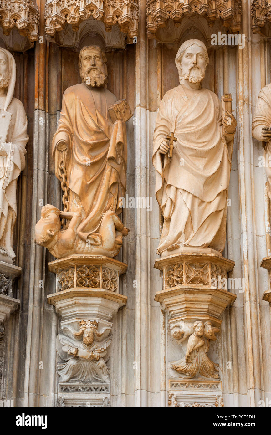 Apostolo statue, Monastero di Batalha, Mosteiro de Santa Maria da Vitória, Patrimonio Mondiale UNESCO-culturali del sito, portale principale con quattro angeli alati, Monastero di Batalha Chiesa, Mosteiro da Batalha, Batalha, Distretto di Leiria, Portogallo, Europa Foto Stock
