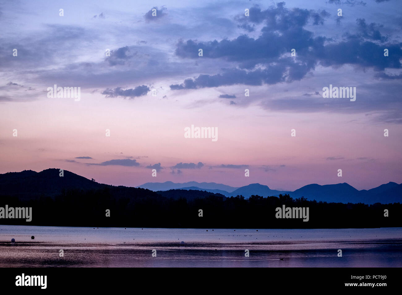 Tramonto sul lago di Banyoles, Estany de Banyoles, Banyoles, Catalogna, Spagna Foto Stock