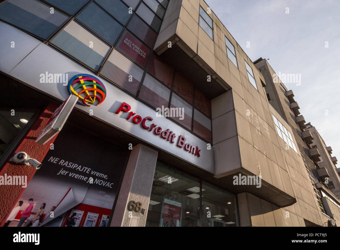 Belgrado, Serbia - Luglio 25, 2018: ProCreditBank logo sulla loro sede principale per la Serbia. Pro Banca di Credito è un tedesco istituto finanziario specializzato in Foto Stock