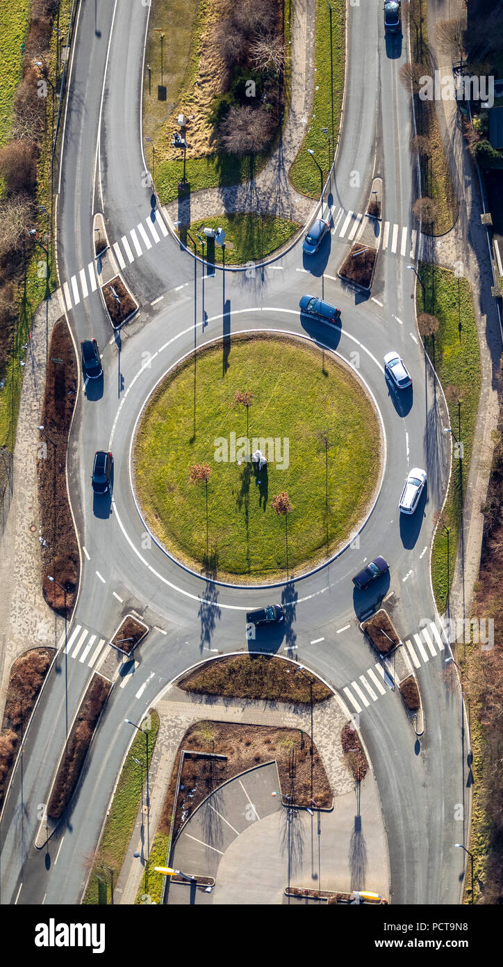 Bahnhofstrasse rotonda, Am Bahnhof e B236 Bundesstraße (autostrada federale), vista aerea di Schmallenberg, Sauerland Foto Stock