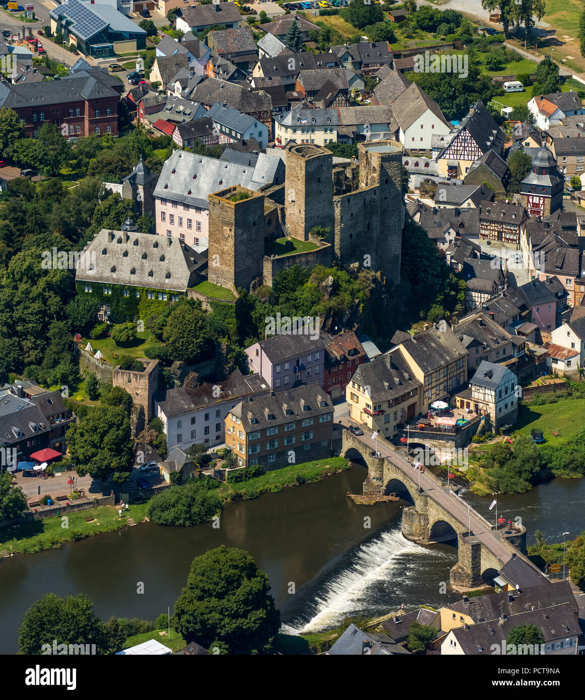 Runkel Castello con il fiume Lahn e Lahn Bridge e le rovine di un alto colle medievale castello nella città di Runkel, Lahnkreis (distretto), Hesse, Germania Foto Stock