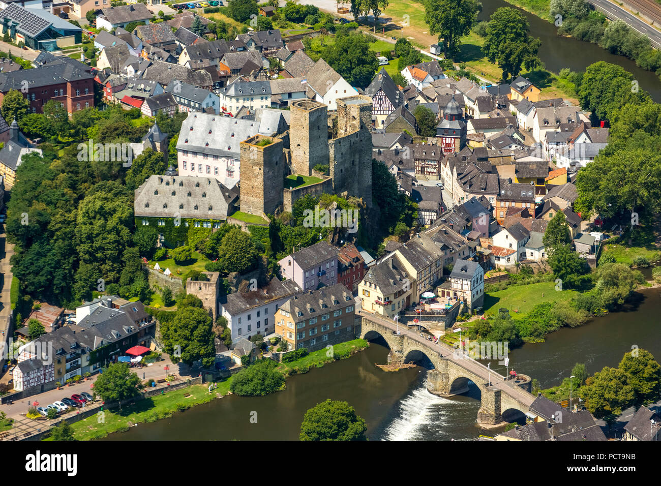 Runkel Castello con il fiume Lahn e Lahn Bridge e le rovine di un alto colle medievale castello nella città di Runkel, Lahnkreis (distretto), Hesse, Germania Foto Stock