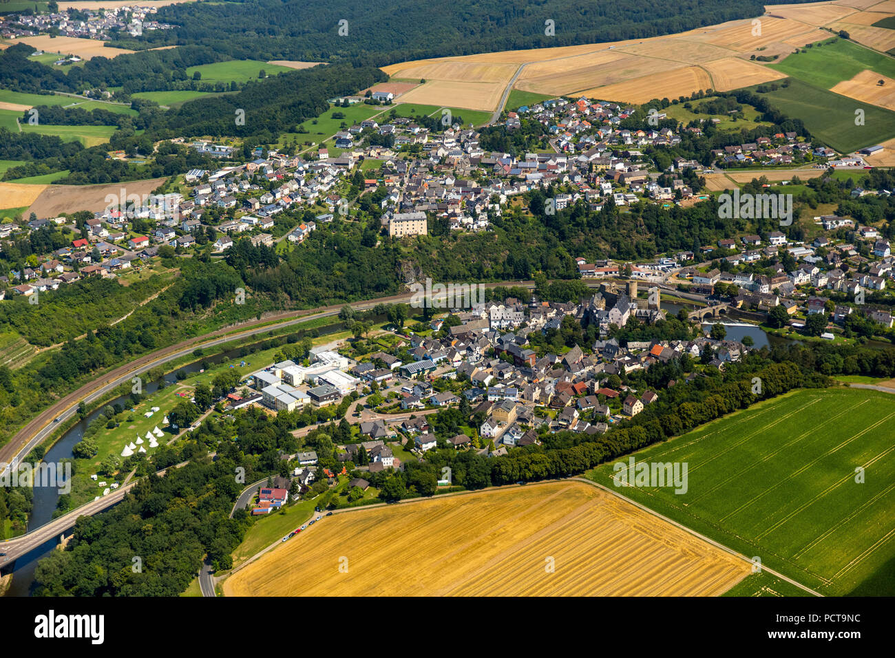 Runkel Castello con il fiume Lahn e Lahn Bridge e le rovine di un alto colle medievale castello nella città di Runkel, Lahnkreis (distretto), Hesse, Germania Foto Stock