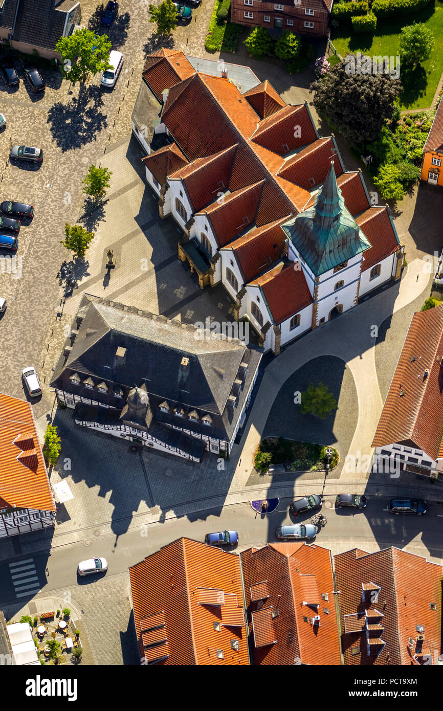 Il municipio storico di Rietberg, Chiesa parrocchiale di San Giovanni Battista, Rietberg, East Westfalia, Nord Reno-Westfalia, Germania Foto Stock