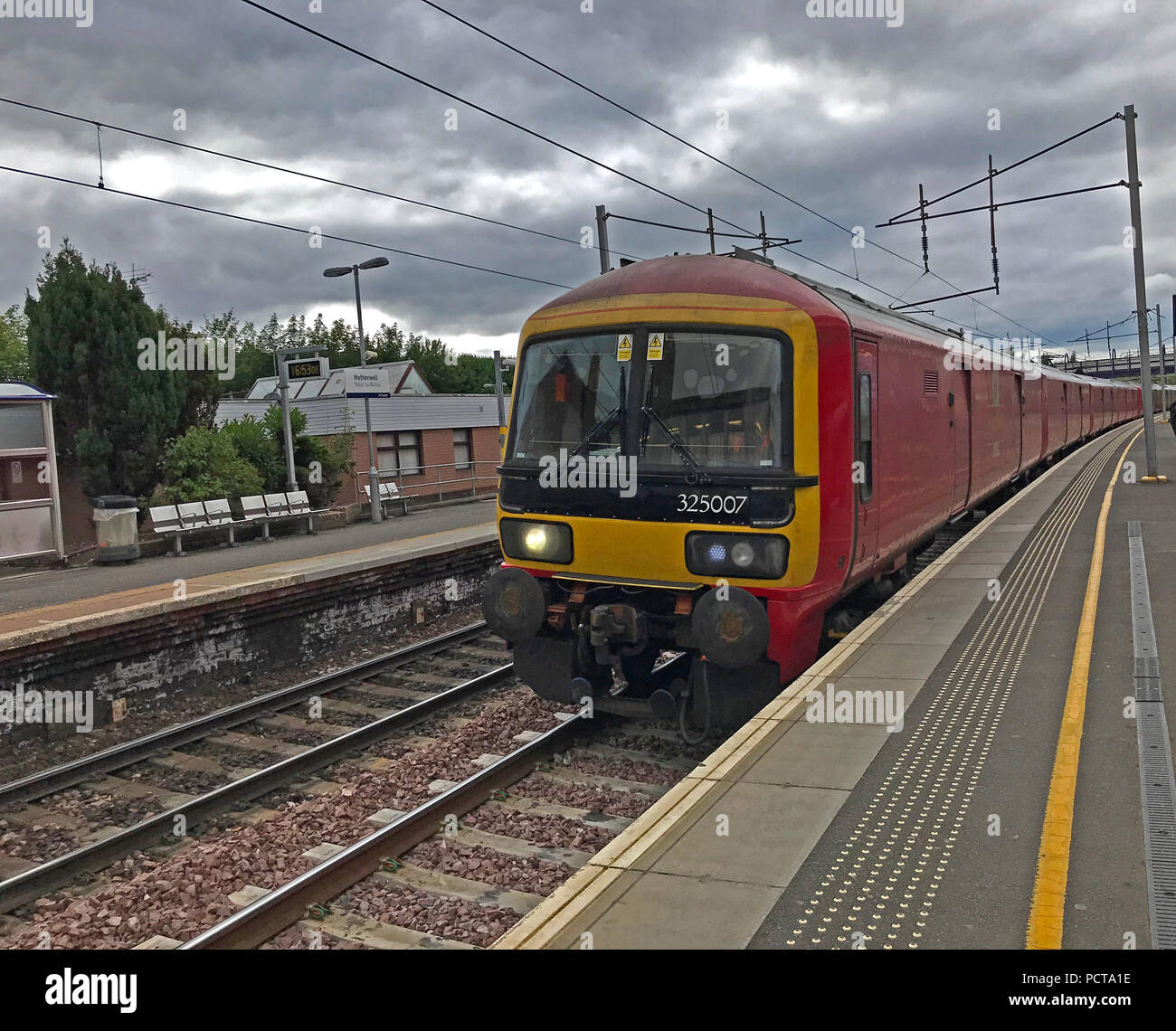 Red Royal Mail treno, 325007, in corrispondenza della piattaforma, stazione di Motherwell, North Lanarkshire, Scotland, Regno Unito Foto Stock