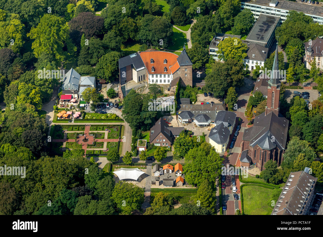Foto aerea, Moers Castello con il giardino delle rose, il castello di Moers, Moers, la zona della Ruhr, Nord Reno-Westfalia, Germania Foto Stock