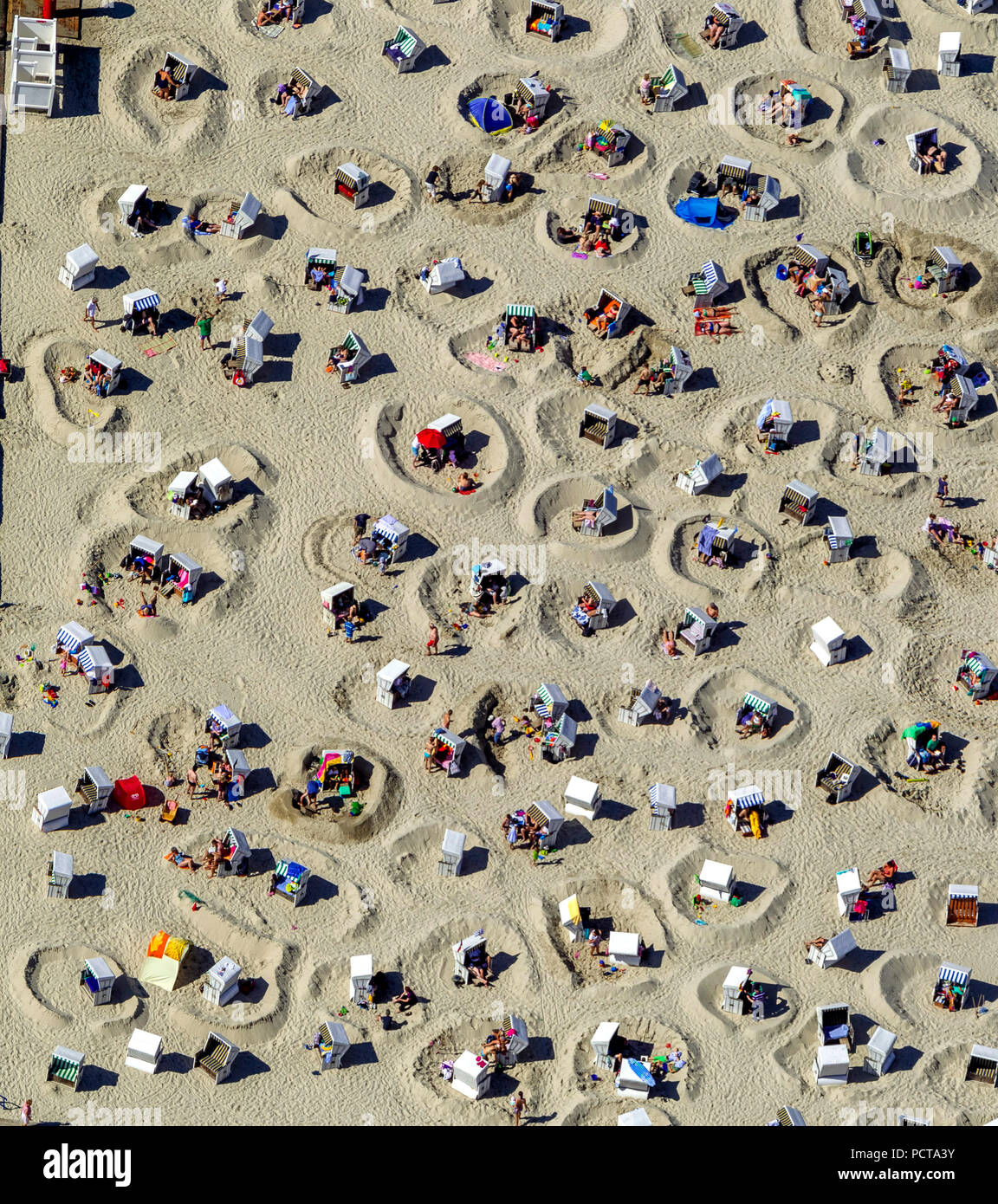 Spiaggia di sabbia attrezzata con sedie a sdraio e a pareti di sabbia, castelli di sabbia, foto aerea, Wangerooge, Mare del Nord, isola del Mare del Nord, Est Isole Frisone, Bassa Sassonia, Germania Foto Stock