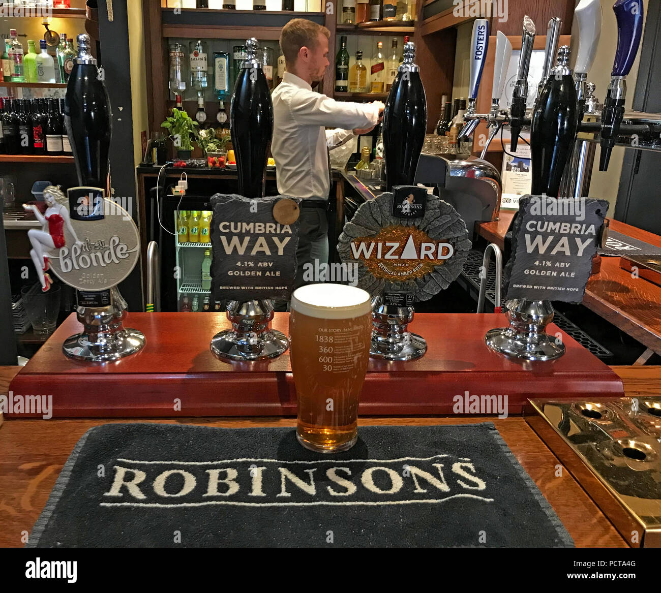 Frederic Robinson Ales, su una barra, bracci di Parr,Grappenhall,WARRINGTON,CHESHIRE,North West England, Regno Unito Foto Stock