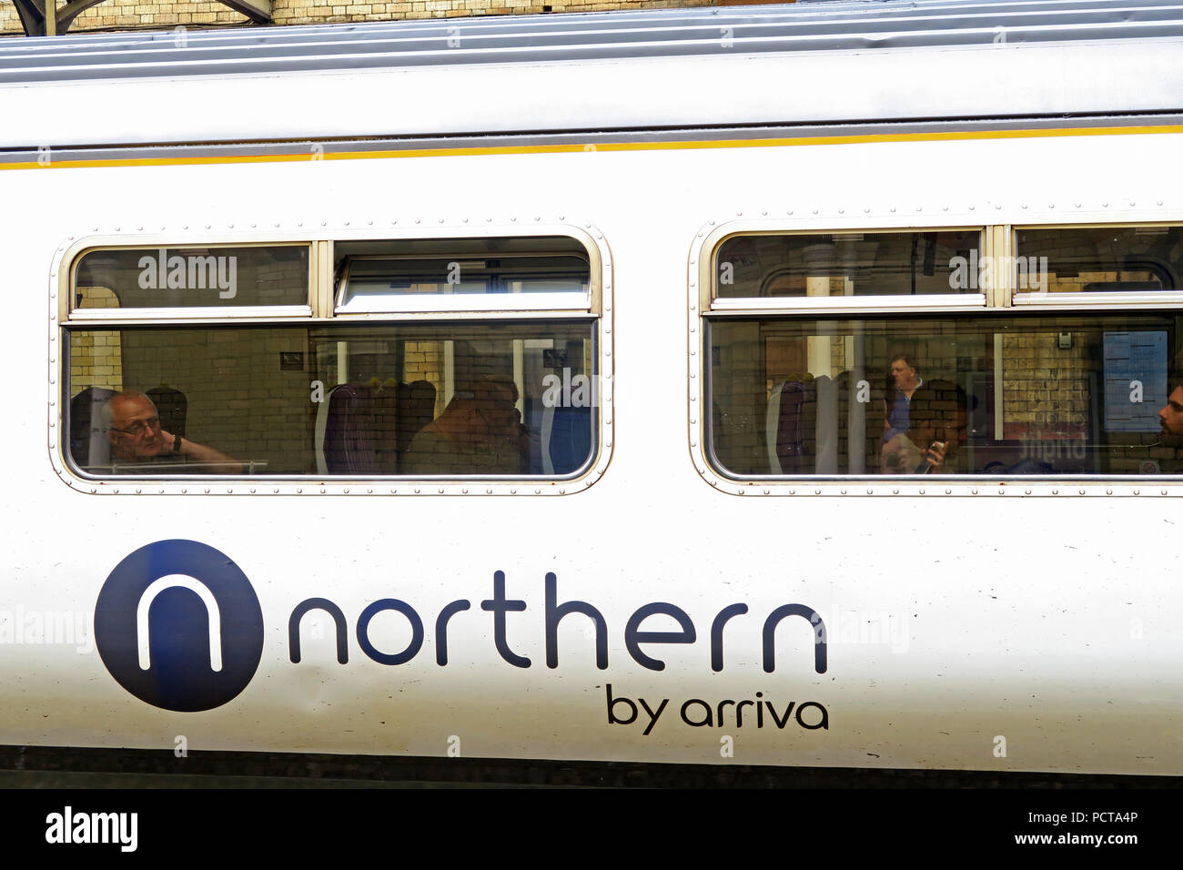 Da nord arriva il logo sul carrello del treno, Warrington Central Station, Cheshire, North West England, Regno Unito Foto Stock