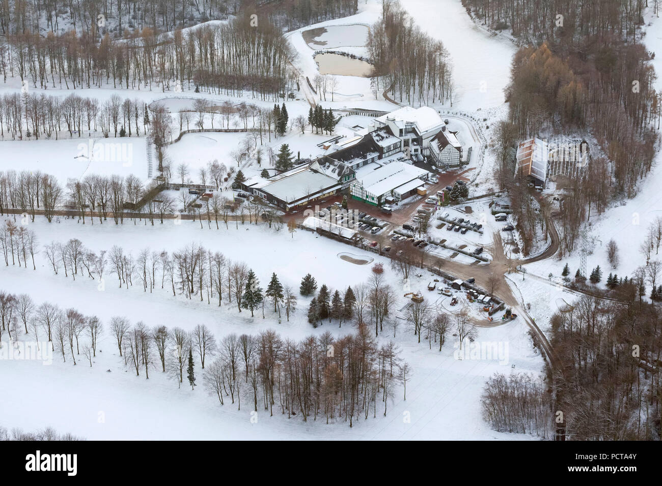 Foto aerea, Vesper Golf Hotel, coperto di neve e campo da golf, Sprockhoevel, la zona della Ruhr, Renania settentrionale-Vestfalia, Germania, Europa Foto Stock