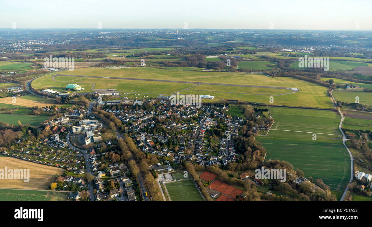 Foto aerea, Essen-Mülheim aeroporto, Vista da nord sulla torre e aerei parcheggiati, Mülheim, zona della Ruhr Foto Stock