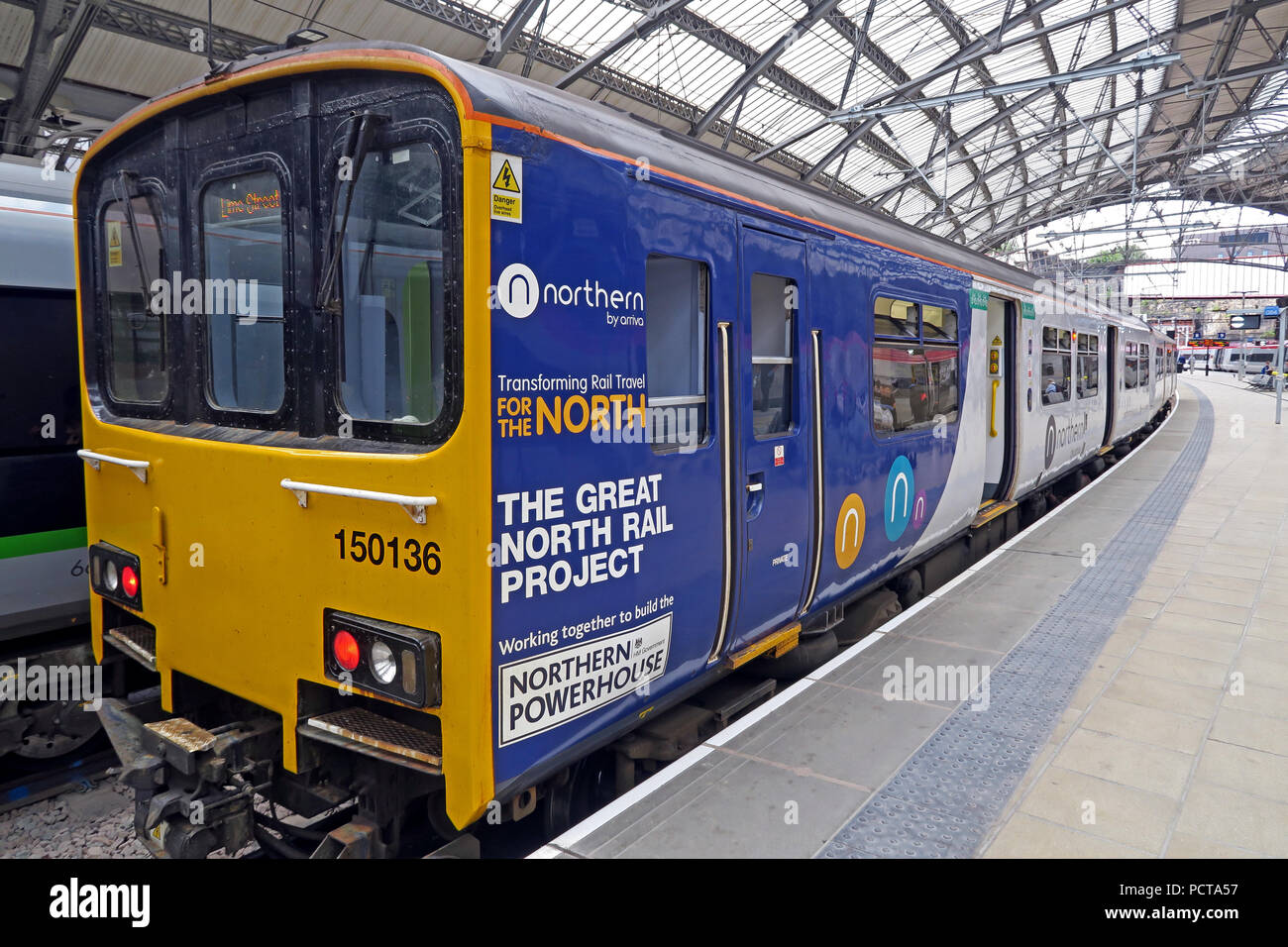Nord del convoglio ferroviario, DMU, Stazione ferroviaria di Lime Street, Liverpool, Merseyside North West England, Regno Unito Foto Stock
