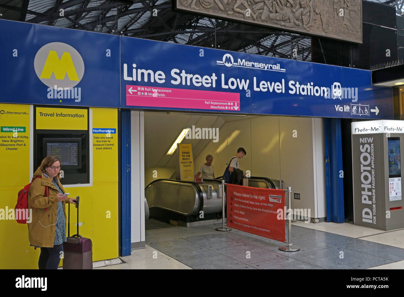 Lime Street di basso livello della stazione ferroviaria di ingresso, il Liverpool Lime Street, Merseyside, North West England, Regno Unito Foto Stock