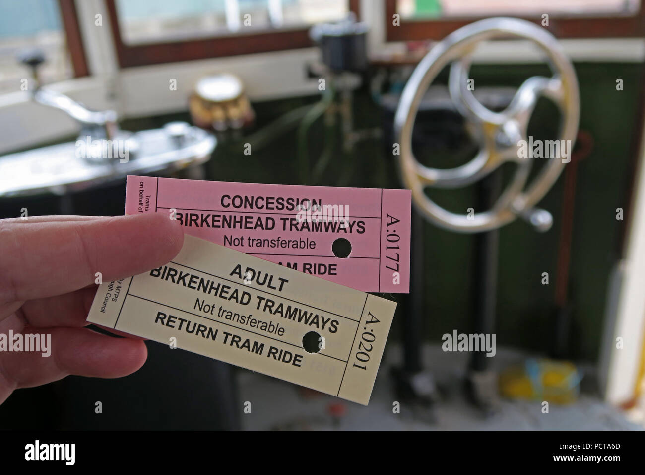 I biglietti del tram, essendo perforato, Birkenhead tranviarie, Merseyside, North West England, Regno Unito Foto Stock