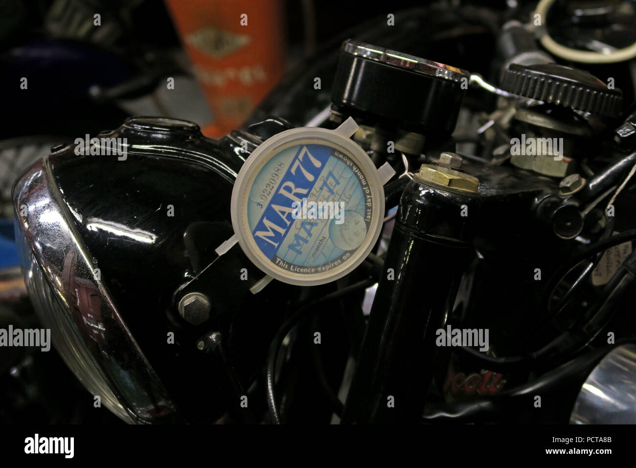 Moto d'epoca con marzo 1977 (MAR77) DVLA dazio fiscale disk Foto Stock