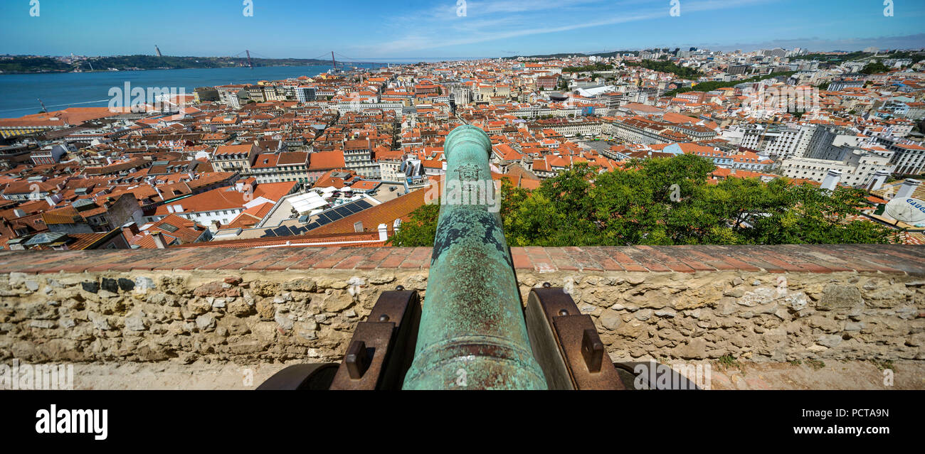 Cannone medievale, vista dal castello Castelo de São Jorge sulla città vecchia di Lisbona, Lisbona, distretto di Lisbona, Portogallo, Europa Foto Stock