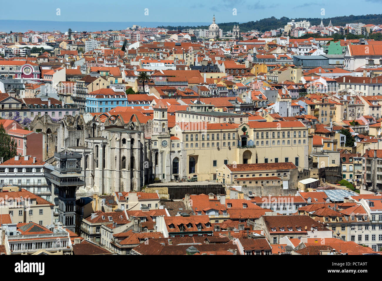 Vista del più prestigioso ascensore in Portogallo Elevador do Município o Elevador da biblioteca e l'Elevador de S. Julião, vista dal castello di Castelo de São Jorge sulla città vecchia di Lisbona, Lisbona, distretto di Lisbona, Portogallo, Europa Foto Stock