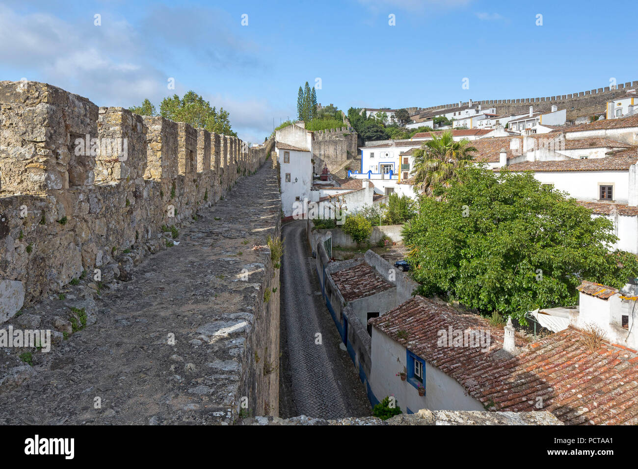 Sulle mura della città medievale, la pittoresca cittadina di Obidos, Óbidos, distretto di Leiria, Portogallo, Europa Foto Stock