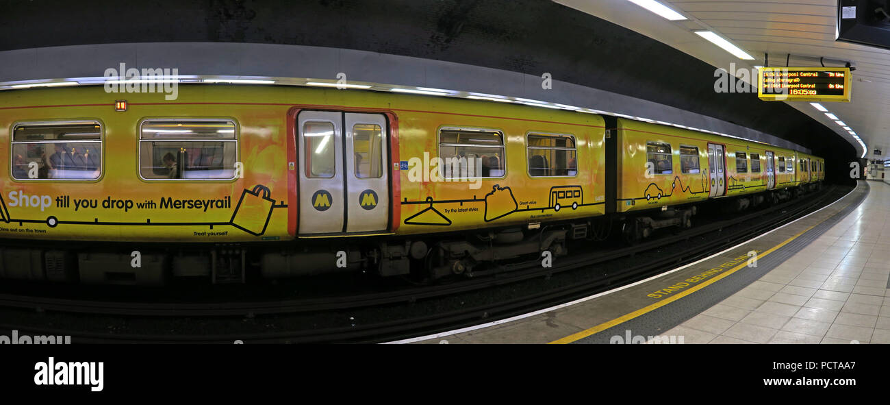 Giallo Merseyrail, Liverpool UEM treno sotterraneo, a Birkenhead Hamilton si piazza Stazione Ferroviaria, Merseyside North West England, Regno Unito Foto Stock