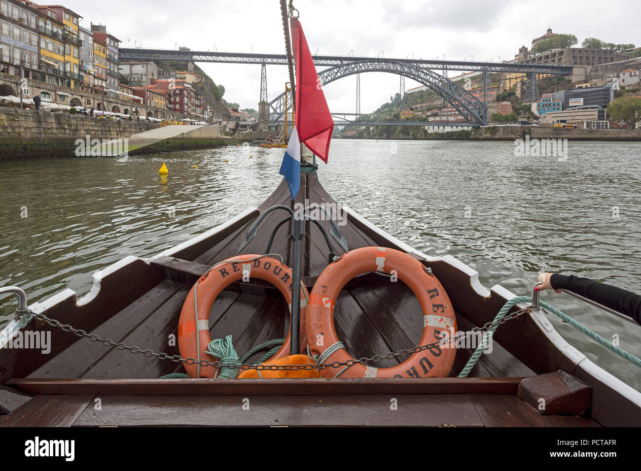 Escursione in barca sotto il famoso ponte di Porto, Ponte de Dom Luis I, Oporto, Distretto di Porto, Portogallo, Europa Foto Stock