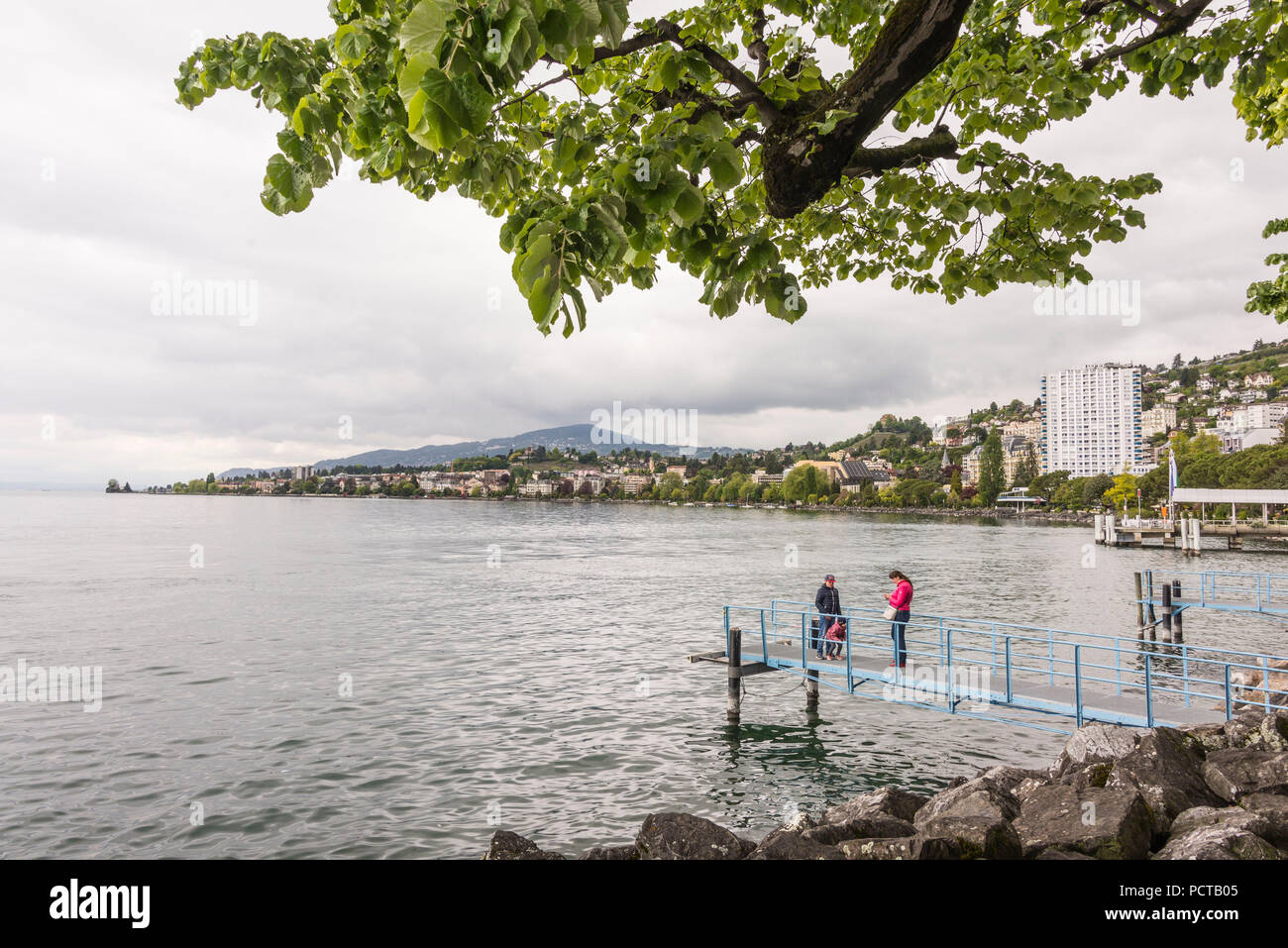 Sulla riva del lago, Montreux, sul Lago di Ginevra, nel Cantone di Vaud, Svizzera Foto Stock