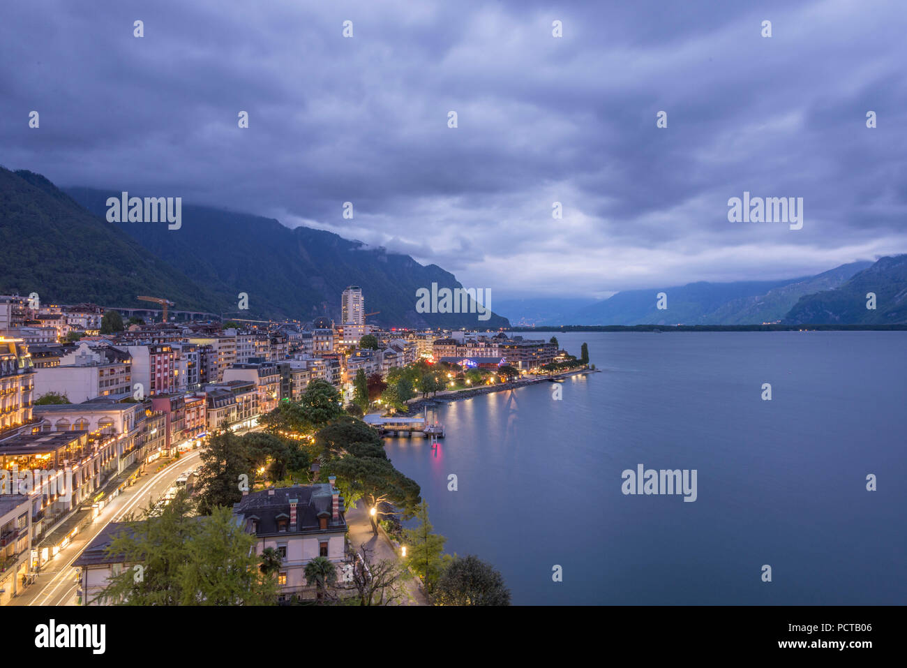 Vista della città e alla sera, Montreux, sul Lago di Ginevra, nel Cantone di Vaud, Svizzera Foto Stock