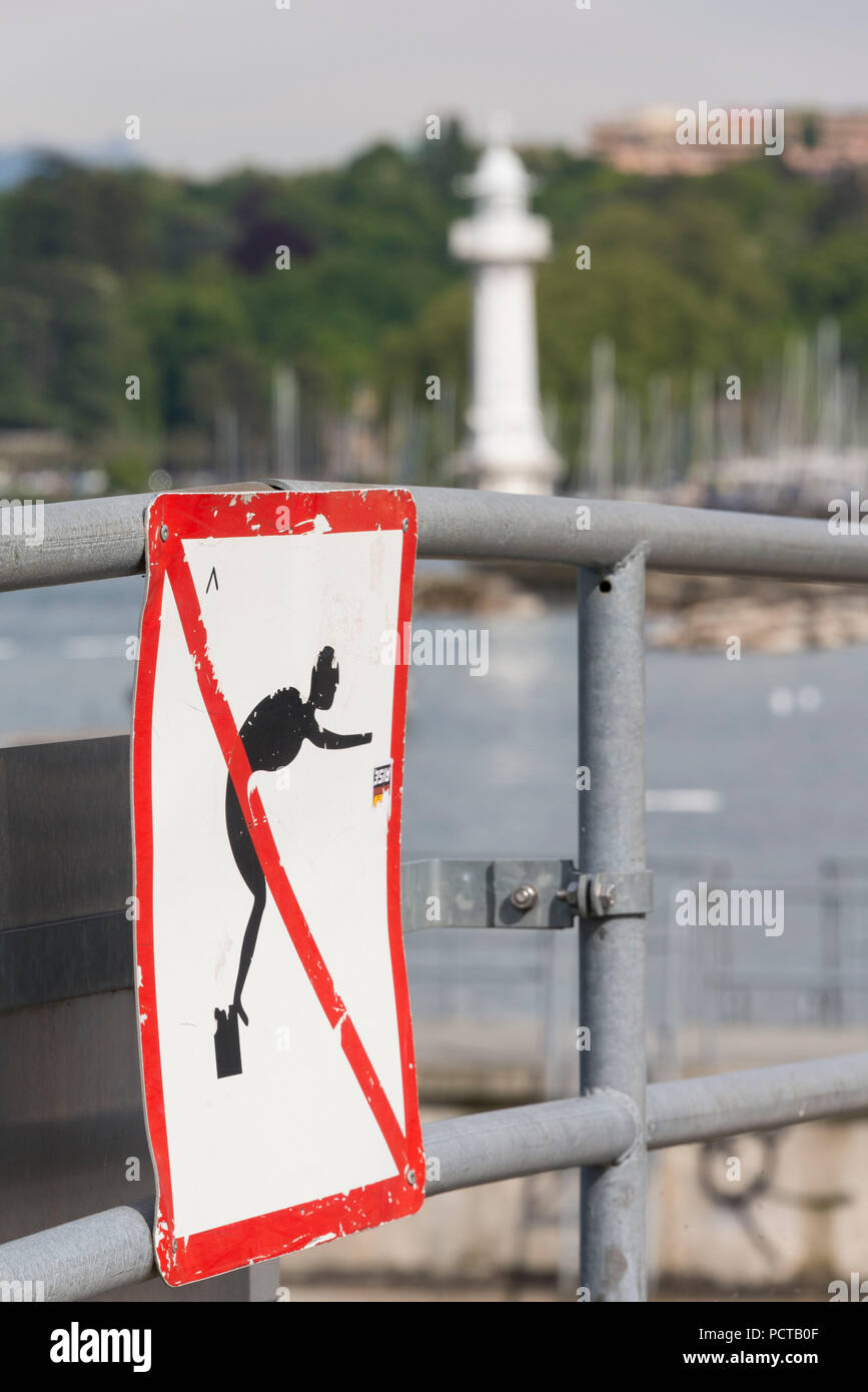 Segnale di divieto a Quai du Mont-Blanc pier con faro Phare des Pâquis, Ginevra, il Cantone di Ginevra, Svizzera Occidentale, Svizzera Foto Stock