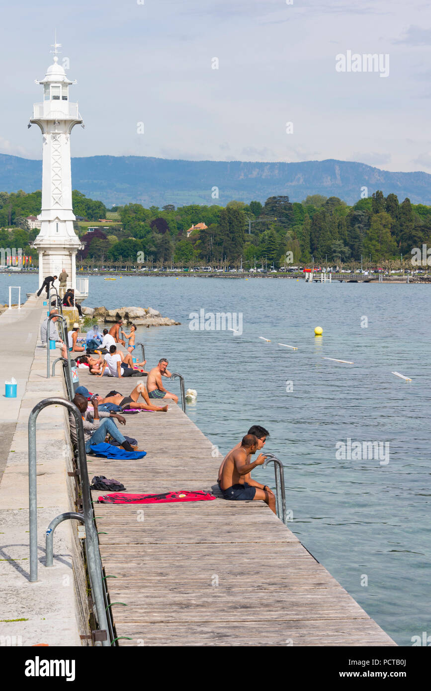 Quai du Mont-Blanc pier con faro Phare des Pâquis, Ginevra, il Cantone di Ginevra, Svizzera Occidentale, Svizzera Foto Stock