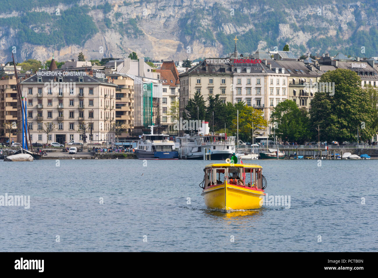 Città vecchia e il traghetto in barca attraverso il lago a Quai du Mont Blanc, Ginevra, il Cantone di Ginevra, Svizzera Occidentale, Svizzera Foto Stock