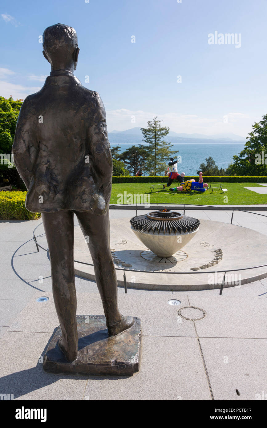 Piazza di fronte al Museo Olimpico di 'le Musée Olympique", Quai d'Ouchy, Losanna, nel cantone di Vaud, Svizzera Occidentale, Svizzera Foto Stock