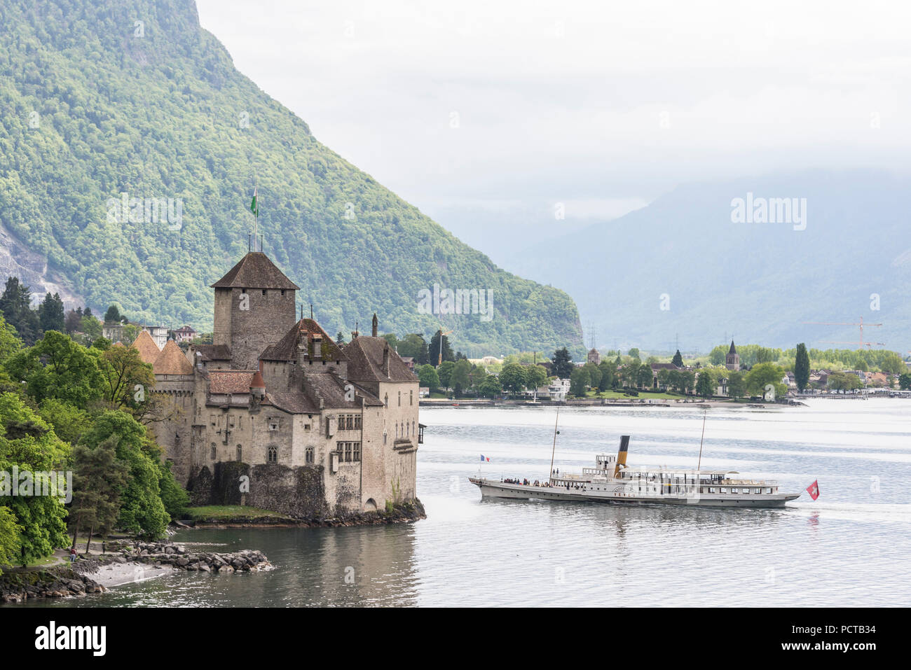 Vista del Castello di Chillon a Veytaux, vicino a Montreux, sul Lago di Ginevra, nel Cantone di Vaud, Svizzera Foto Stock