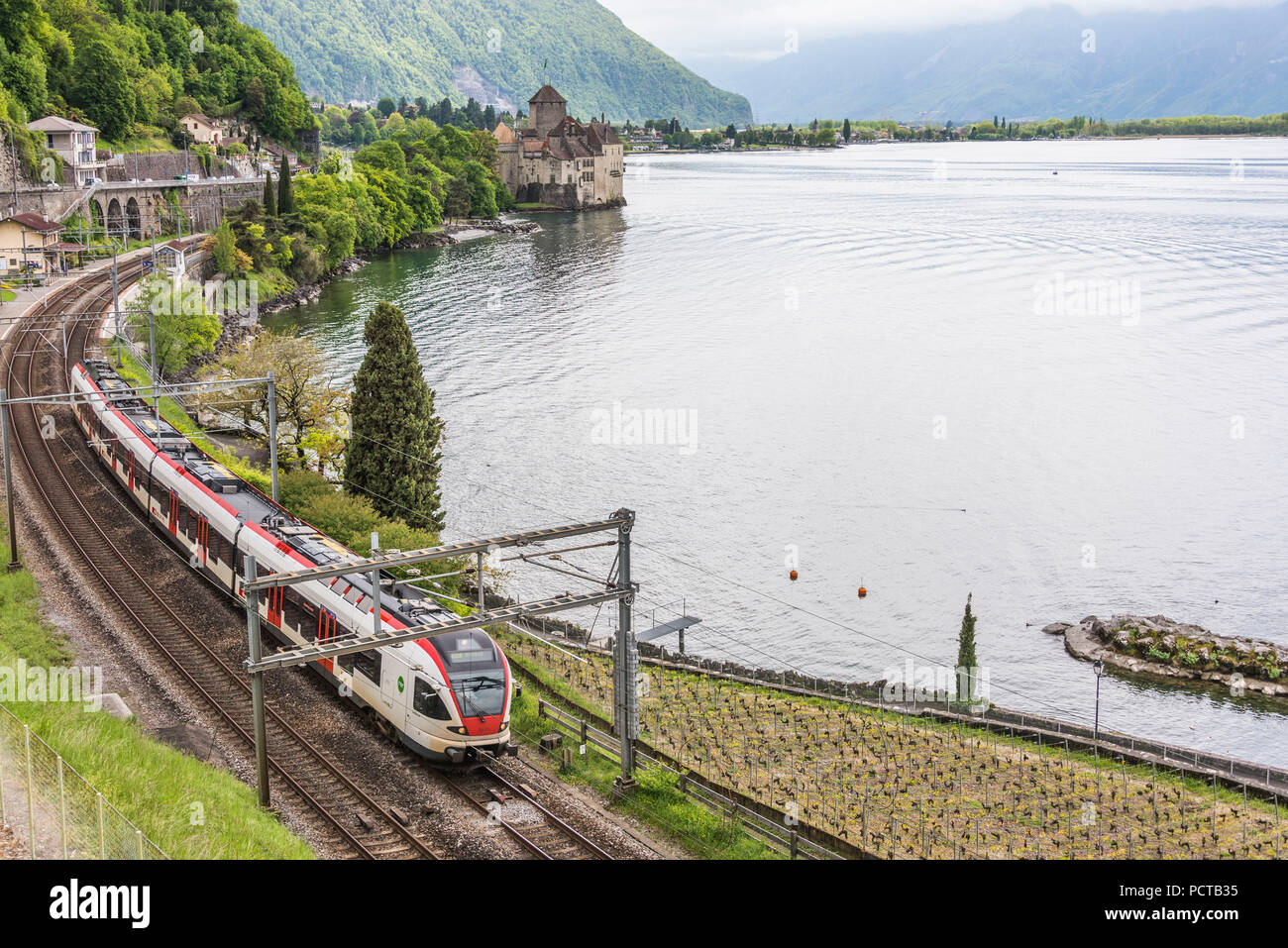 Vista del Castello di Chillon a Veytaux, vicino a Montreux, sul Lago di Ginevra, nel Cantone di Vaud, Svizzera Foto Stock