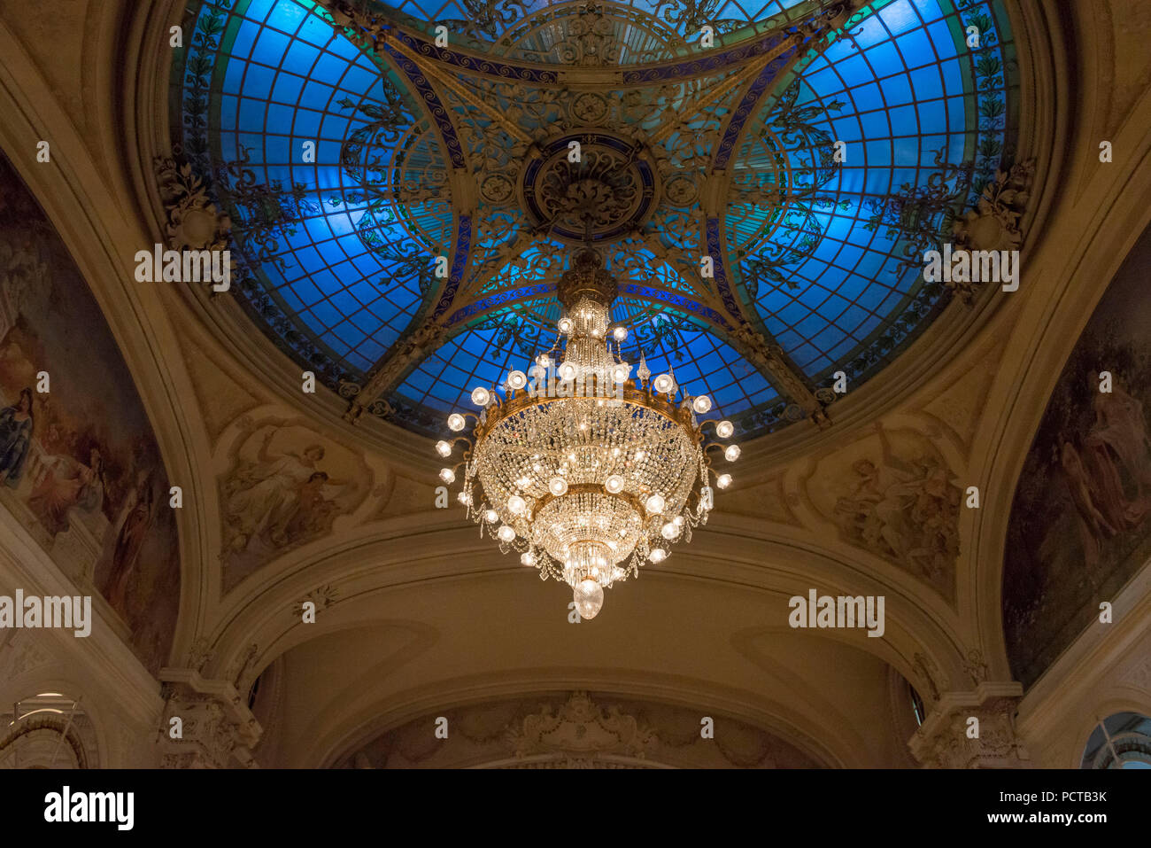 Cupola a soffitto nella sala da ballo, il lusso a cinque stelle hotel Grandhotel 'Montreux Palace', Montreux, sul Lago di Ginevra, nel Cantone di Vaud, Svizzera Occidentale, Svizzera Foto Stock