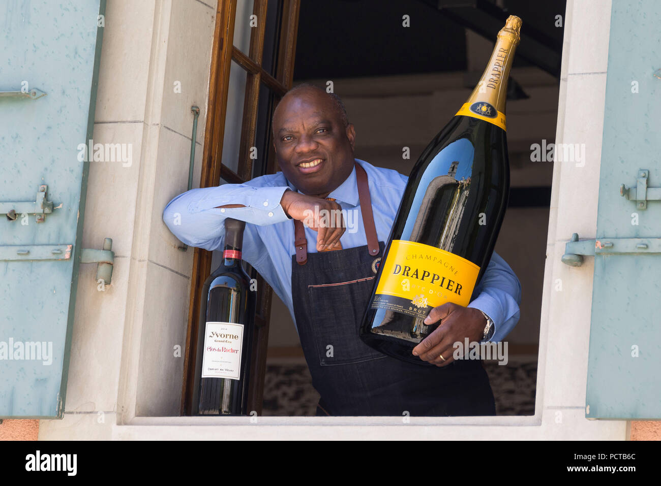 Sommelier Jerôme Aké Béda dal Auberge de l'Onde, San Saphorin, Lavaux, nei pressi di Losanna, nel cantone di Vaud, Svizzera Occidentale, Svizzera Foto Stock