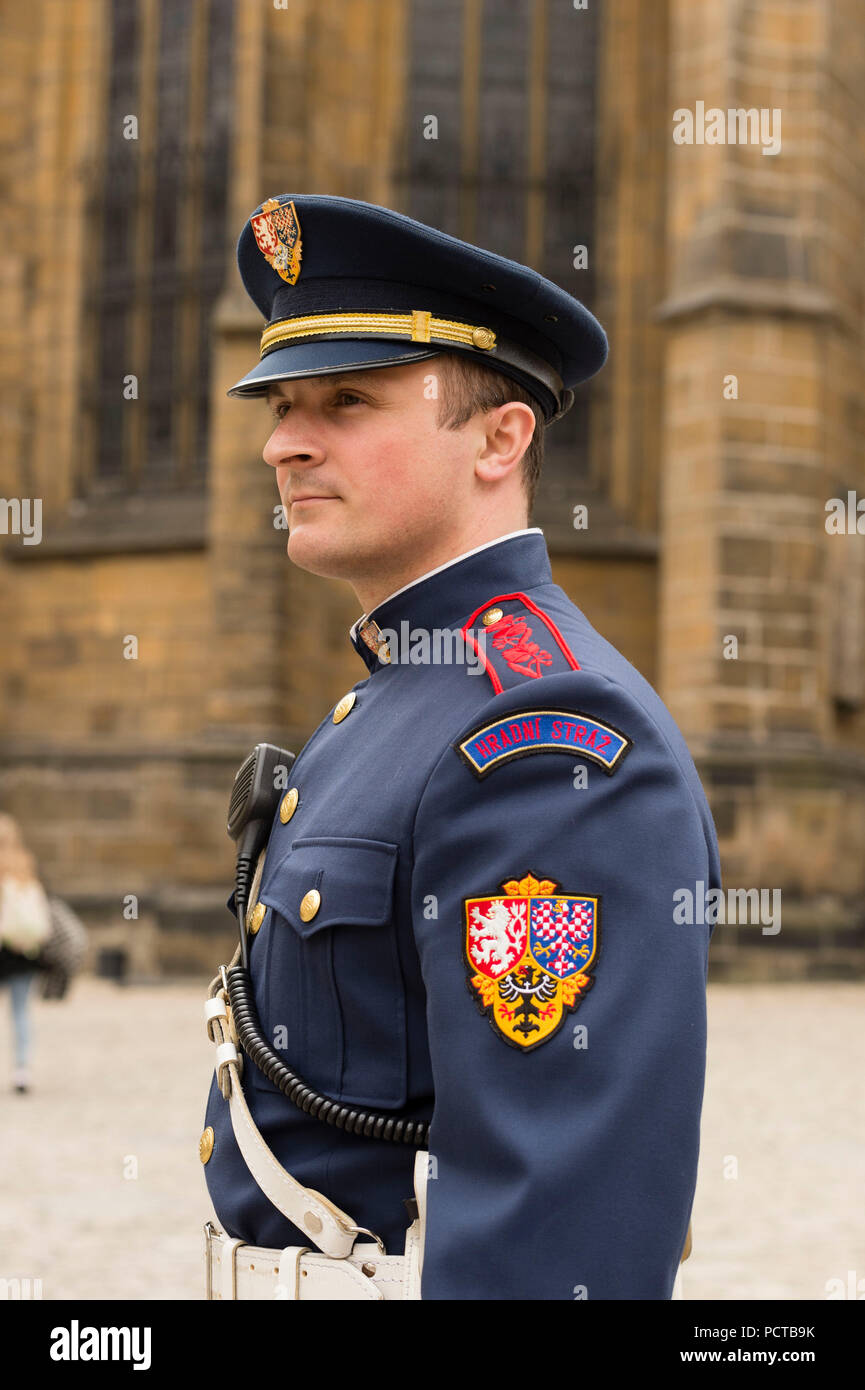 Repubblica Ceca, centro storico di Praga, il Castello di Praga Guard Foto Stock