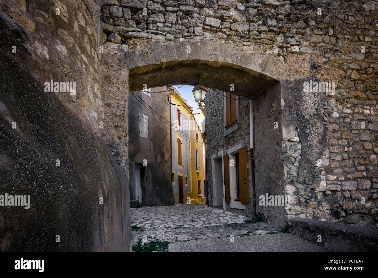 Cancello di ingresso al vecchio villaggio di Ouveillan Foto Stock